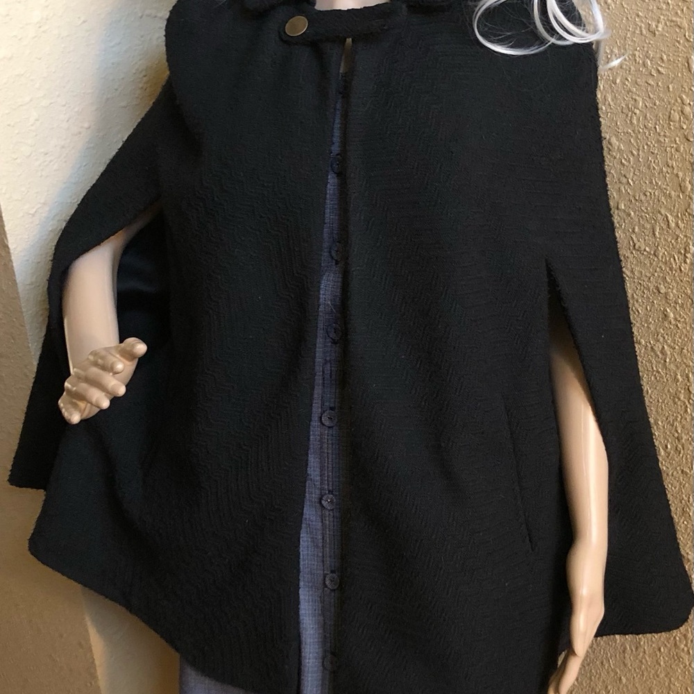 Chelsea and Violet Black Cape, Size Small 🍁🍁🍁🍂🍂🍂
